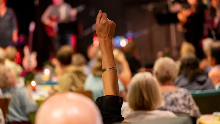 Hånd strekkes i været på konsert
