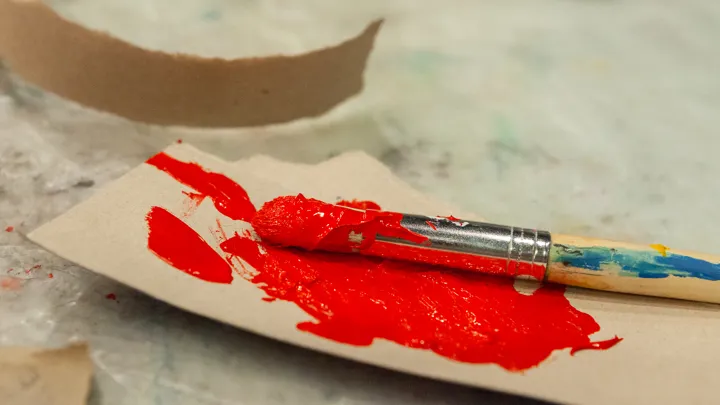 Bilde av pensel og rød maling