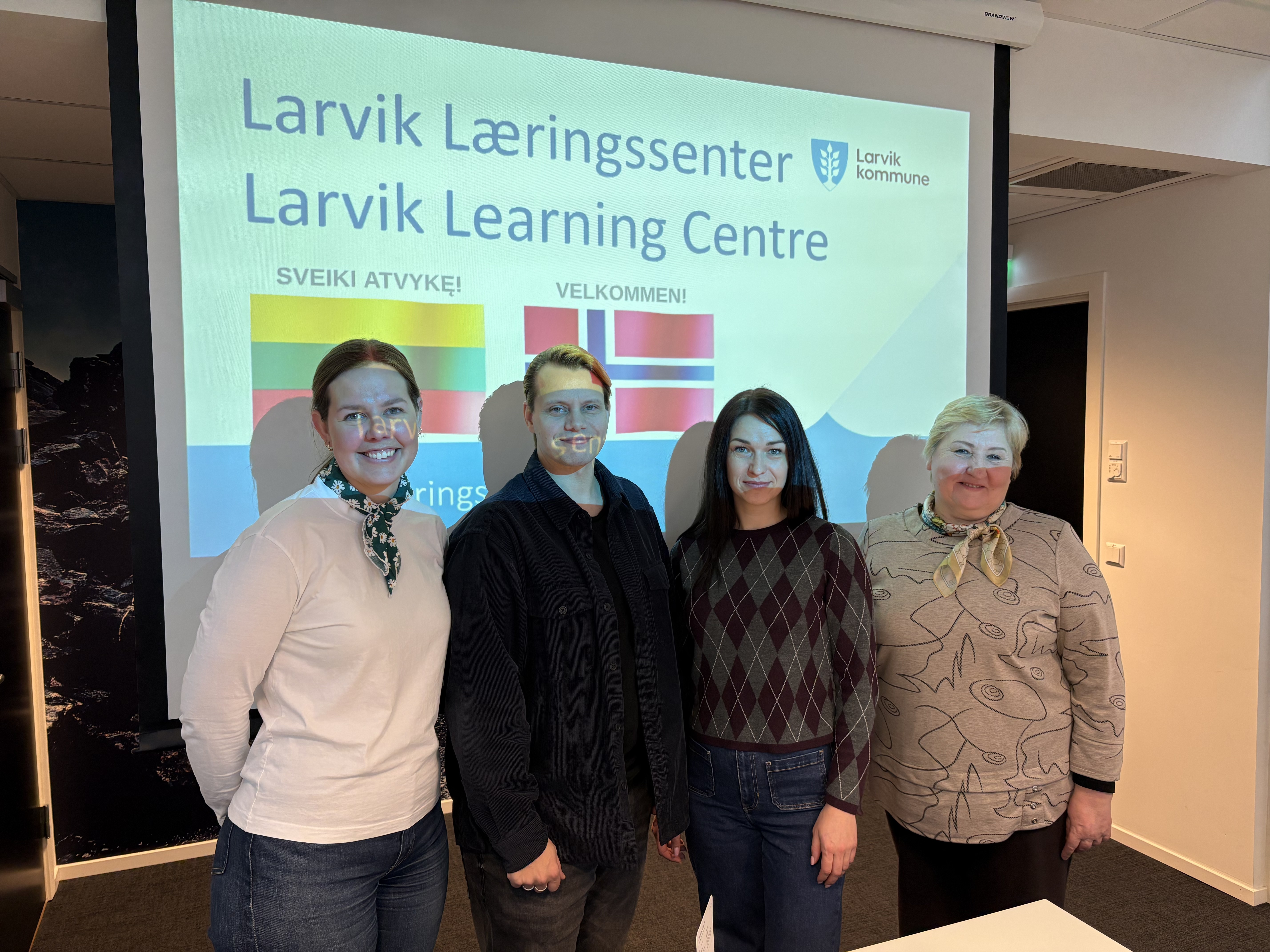 Bilde av ansatte fra Larvik Læringssenter og fra Kaunas Centre for Education Innovation foran en skjerm