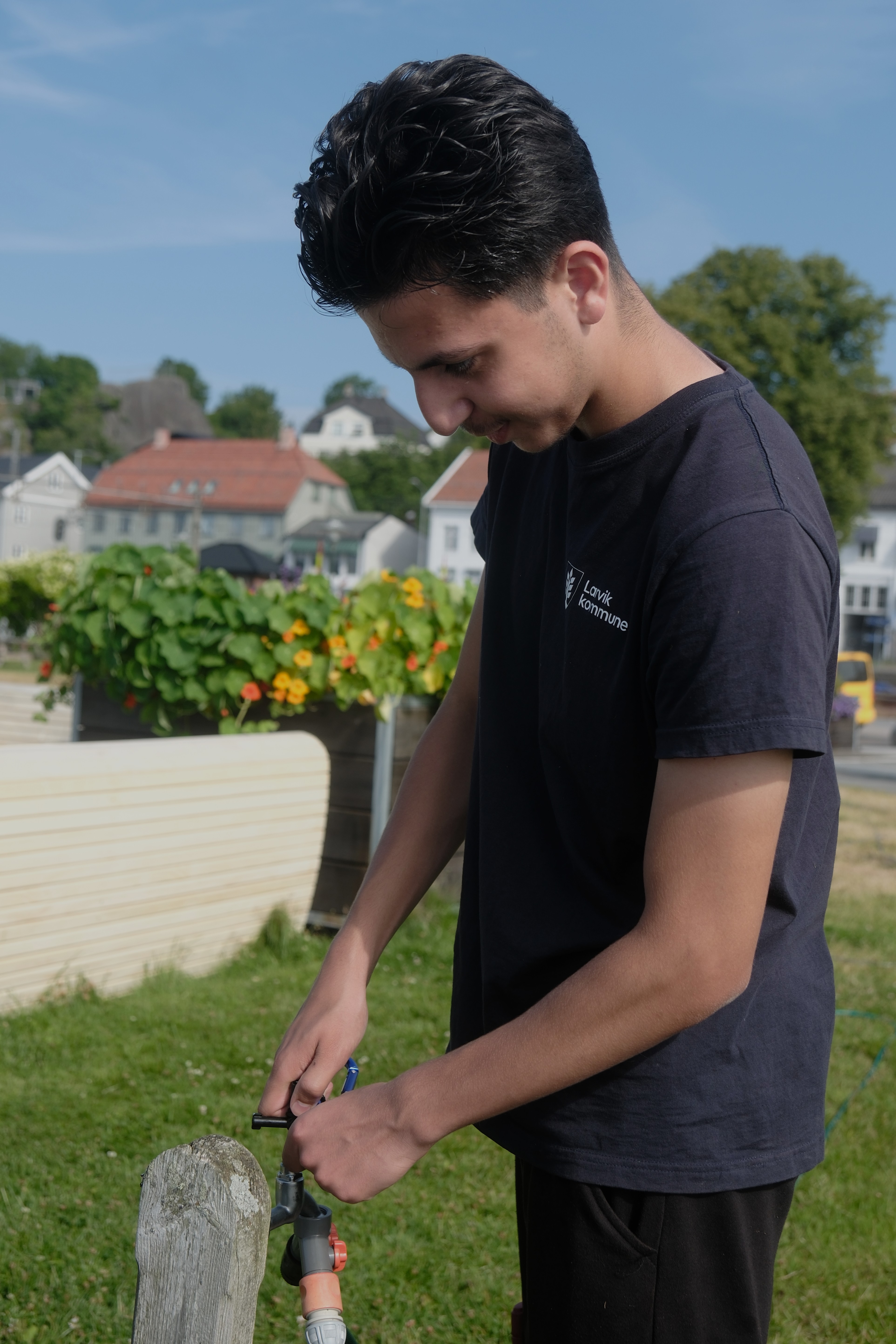 Ahmad har sommerjobb som gartnerassisteistent.JPG