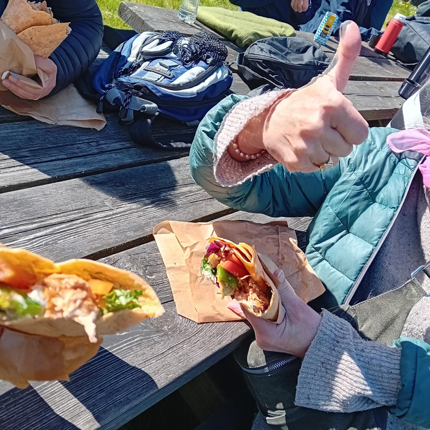 Matpause på benk ute