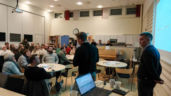 Bård Jacobsen, Endre Lindstøl Og Marius Lundervold På Tjølling Skole Med Møte Om Nærmiljøutvalg. 4
