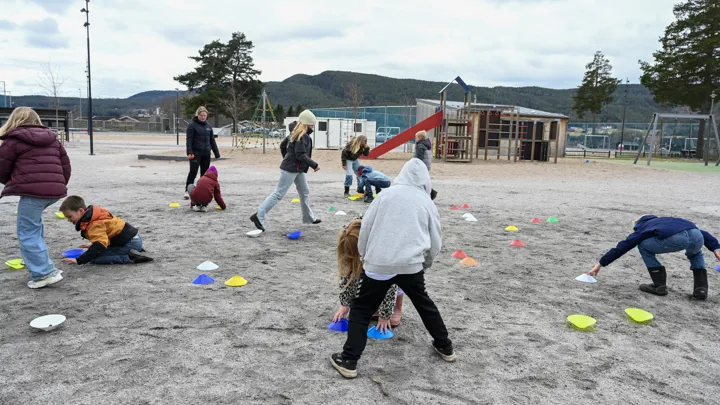 Liv og røre i barneskolen. Foto: Anders Palmer Holmen