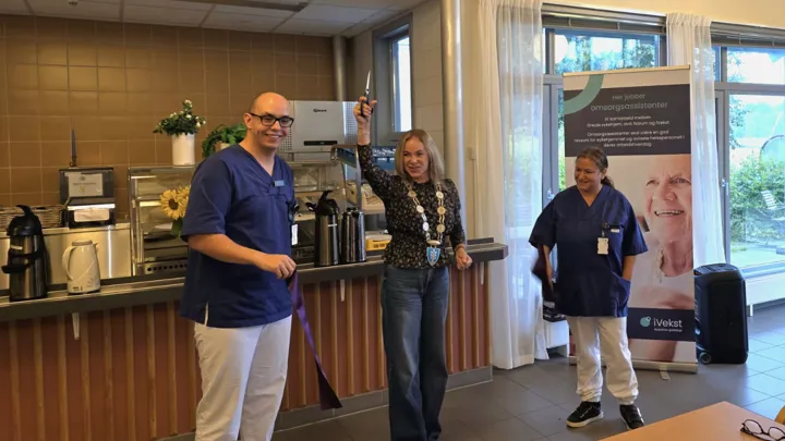 Oppstart samarbeid Grevle sykehjem - ordfører klipper snoren.jpeg