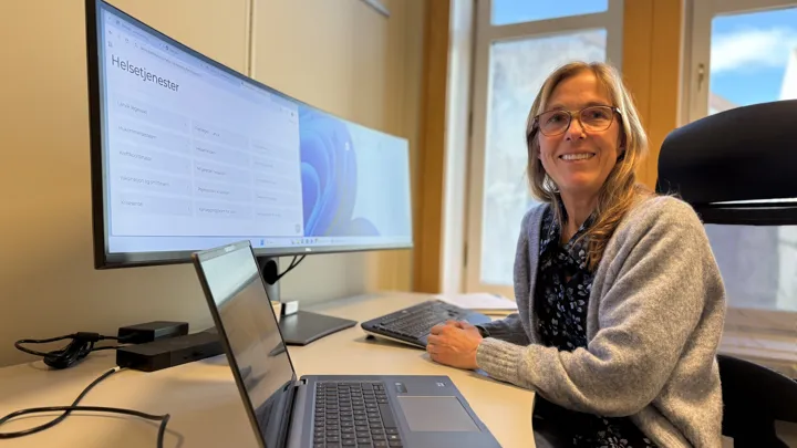 Grethe Line Syvertsen på kontoret
