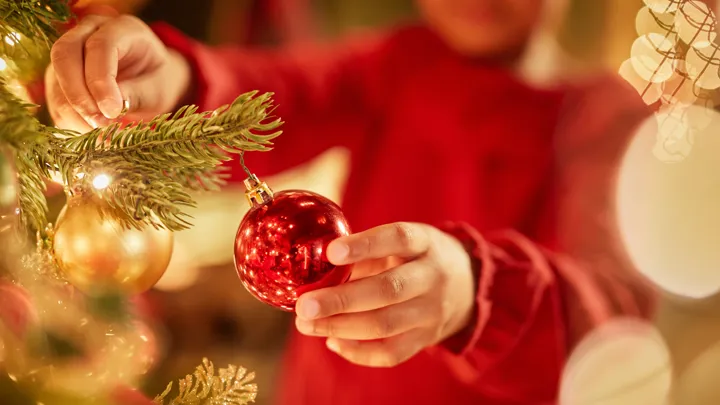 Barn Henger Opp Julepynt Istock
