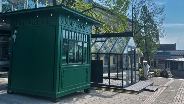 Narveseninspirert kiosk og glasshus ved torget