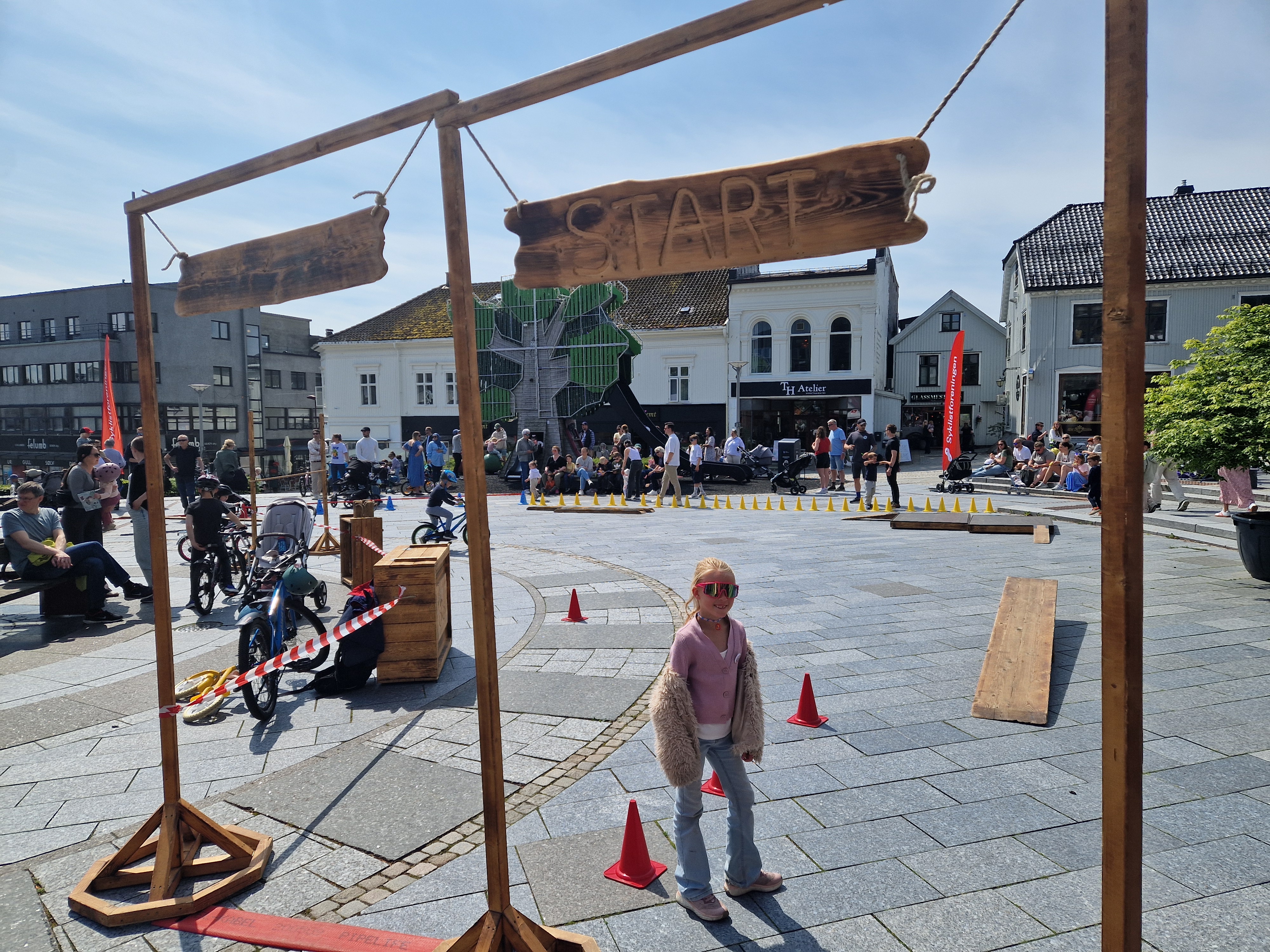 Blålysdag og sykkelfest på torget lørdag - og én heldig vinner får ny el-sykkel 