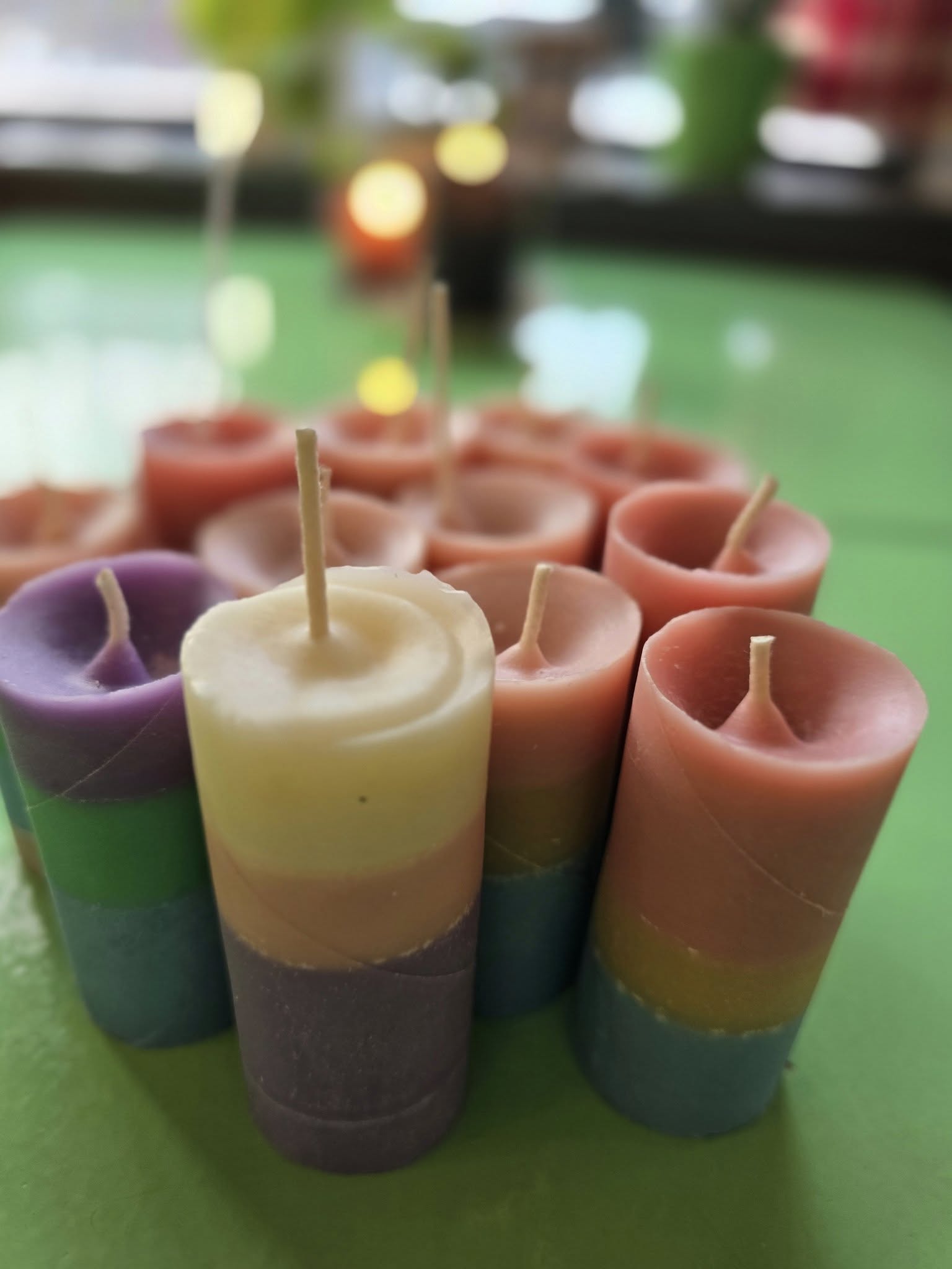 Bilde av ferdige støpte lys på et bord i VERKET kafé