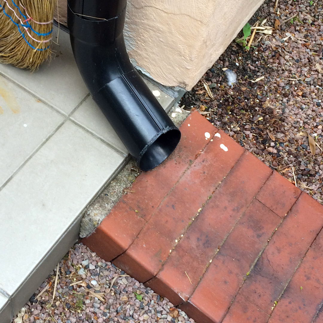 Frakoble nedløpsrør fra taket - foto VA SYD