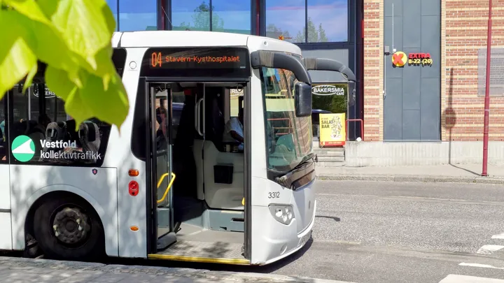 Buss i Larvik sentrum.jpg