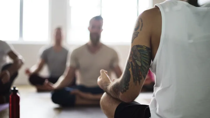 Illustrasjonsfoto menn som gjør yoga