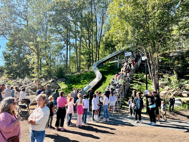 Folkevandring til åpningen av Hagadumpa  