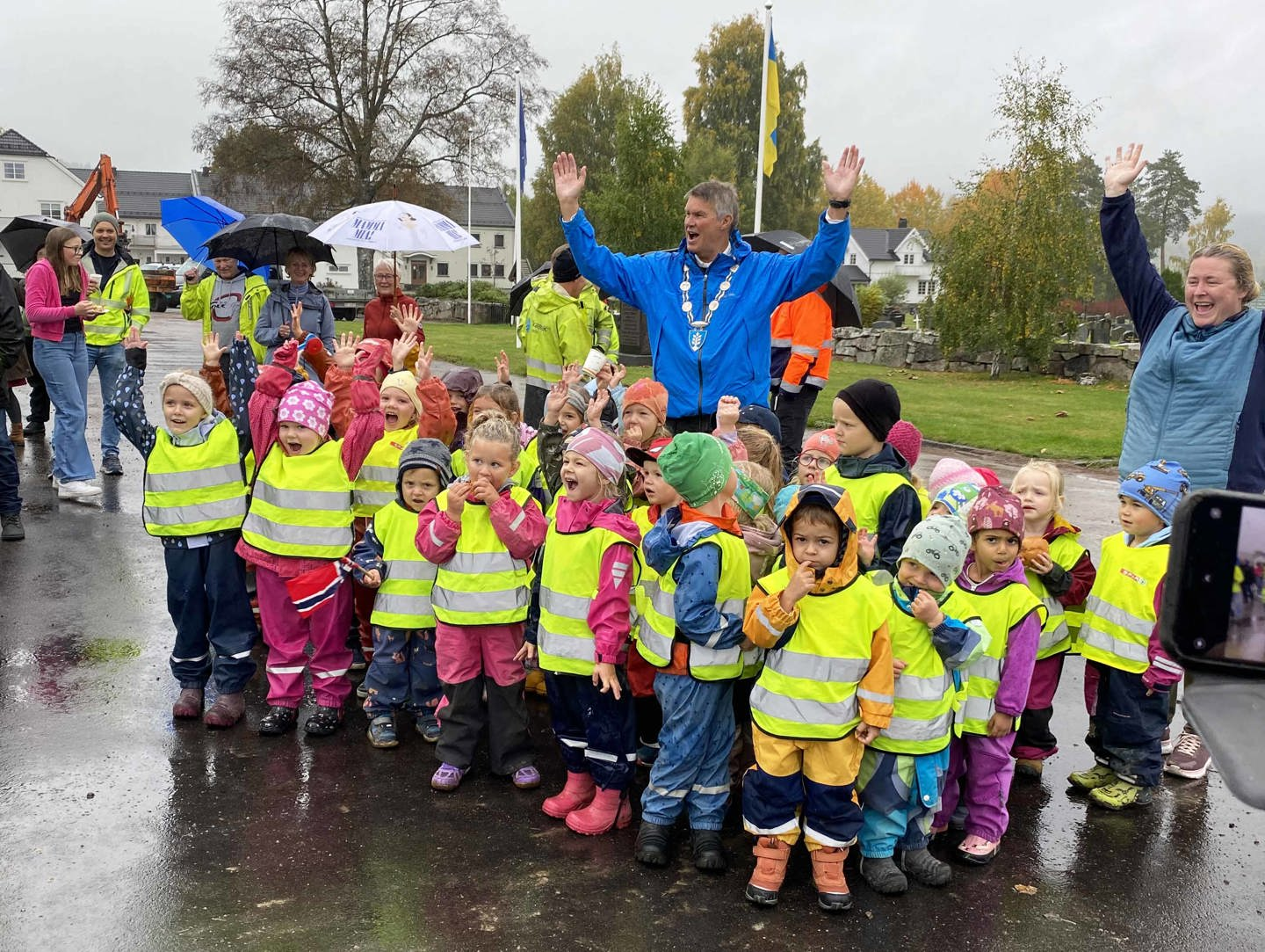 Barn og ansatte fra Svarstad og Hem barnehager var med på åpningen. Her sammen med ordfører Erik Bringedal.
