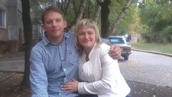 En mann og en kvinne sitter ute i Ukraina, arm i arm.