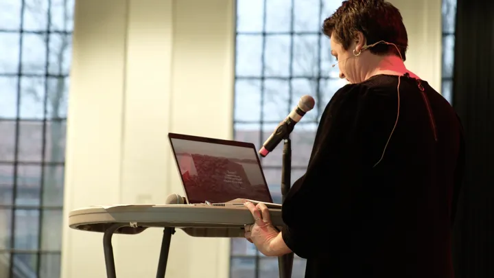 Frøydis Straume på talerstolen