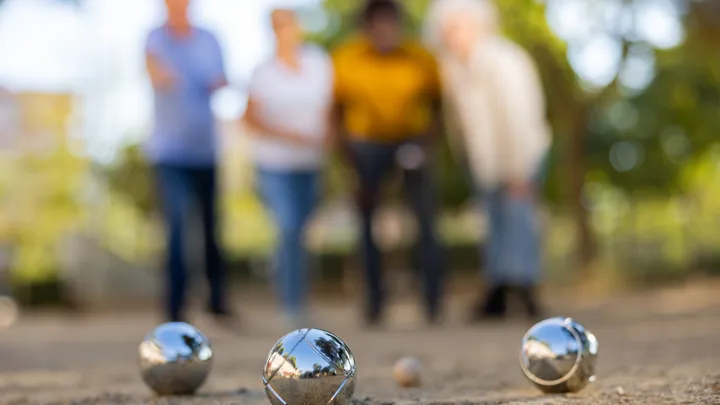 En Gjeng Eldere Spiller Petanque