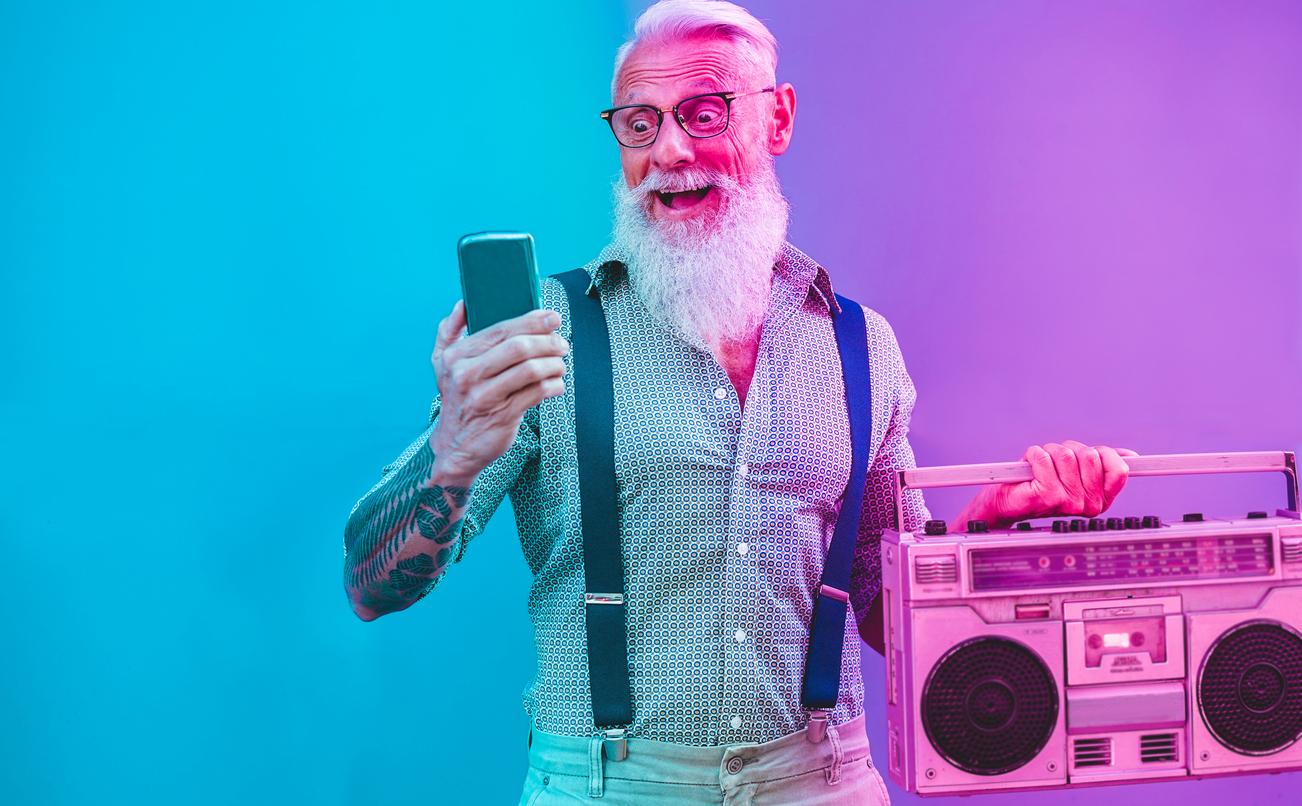 Bildet av en gammel mann som hører på musikk.