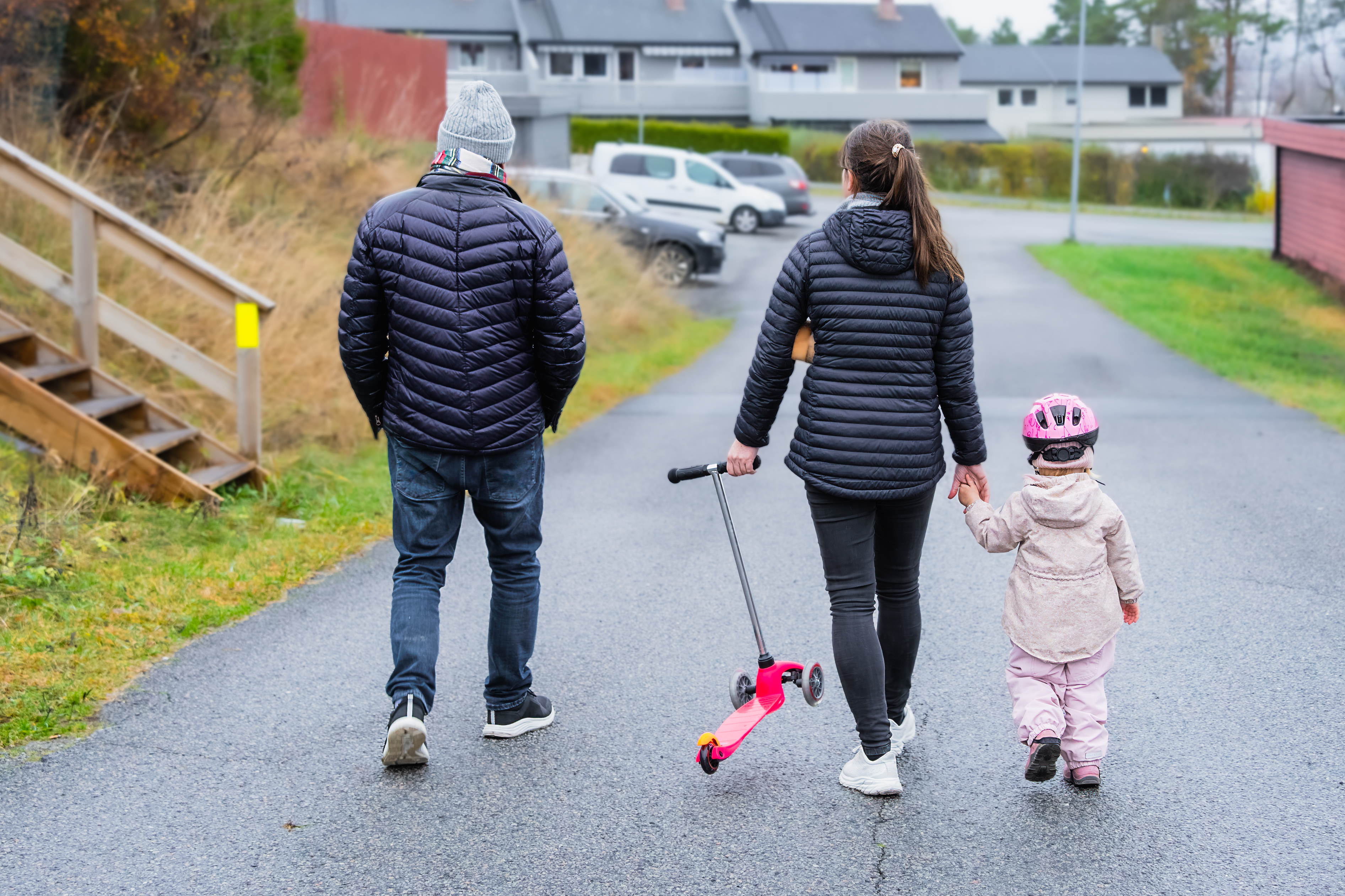 Familie som går i nabolaget - iStock.jpg