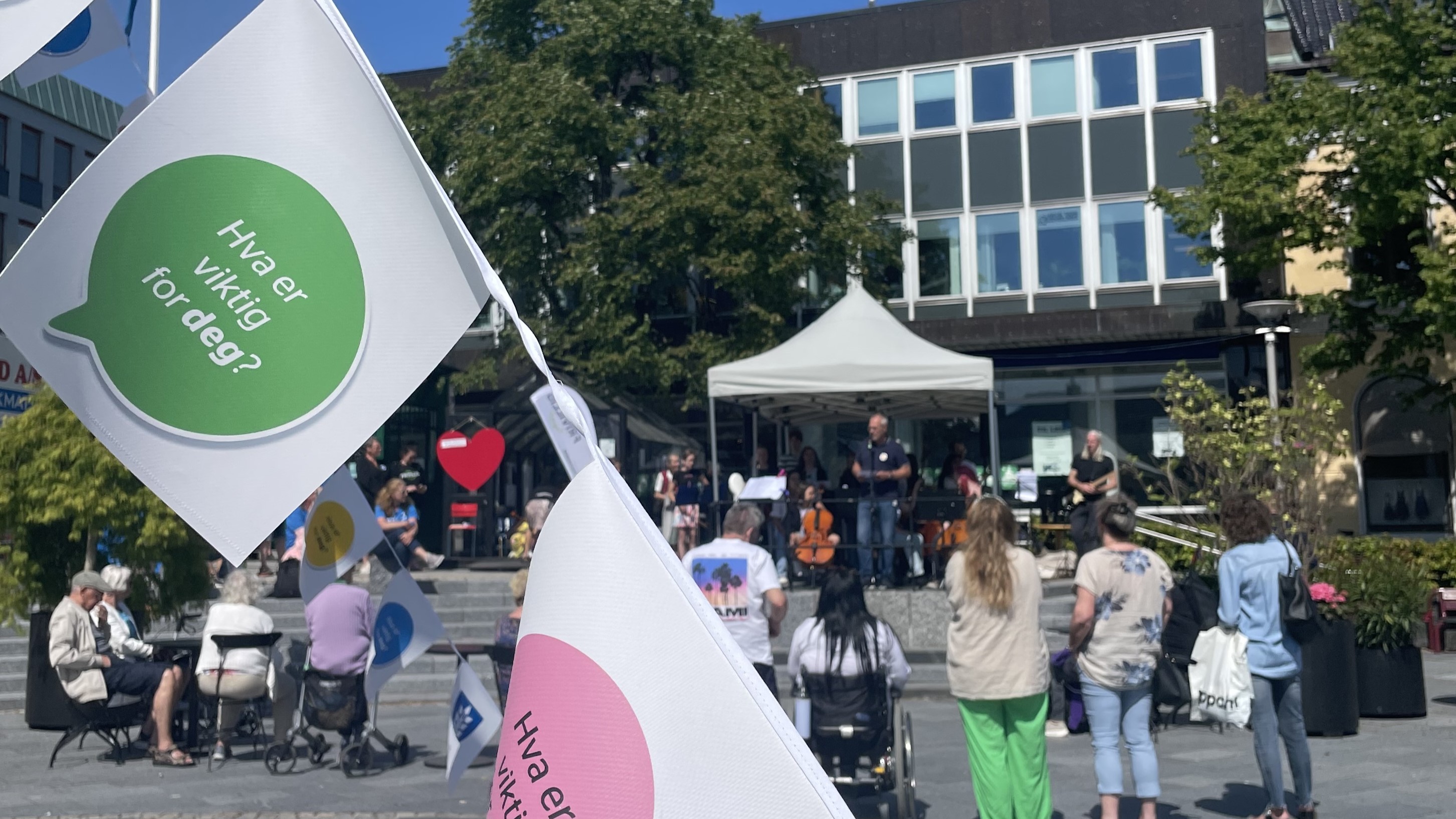 Mange tok turen til torget