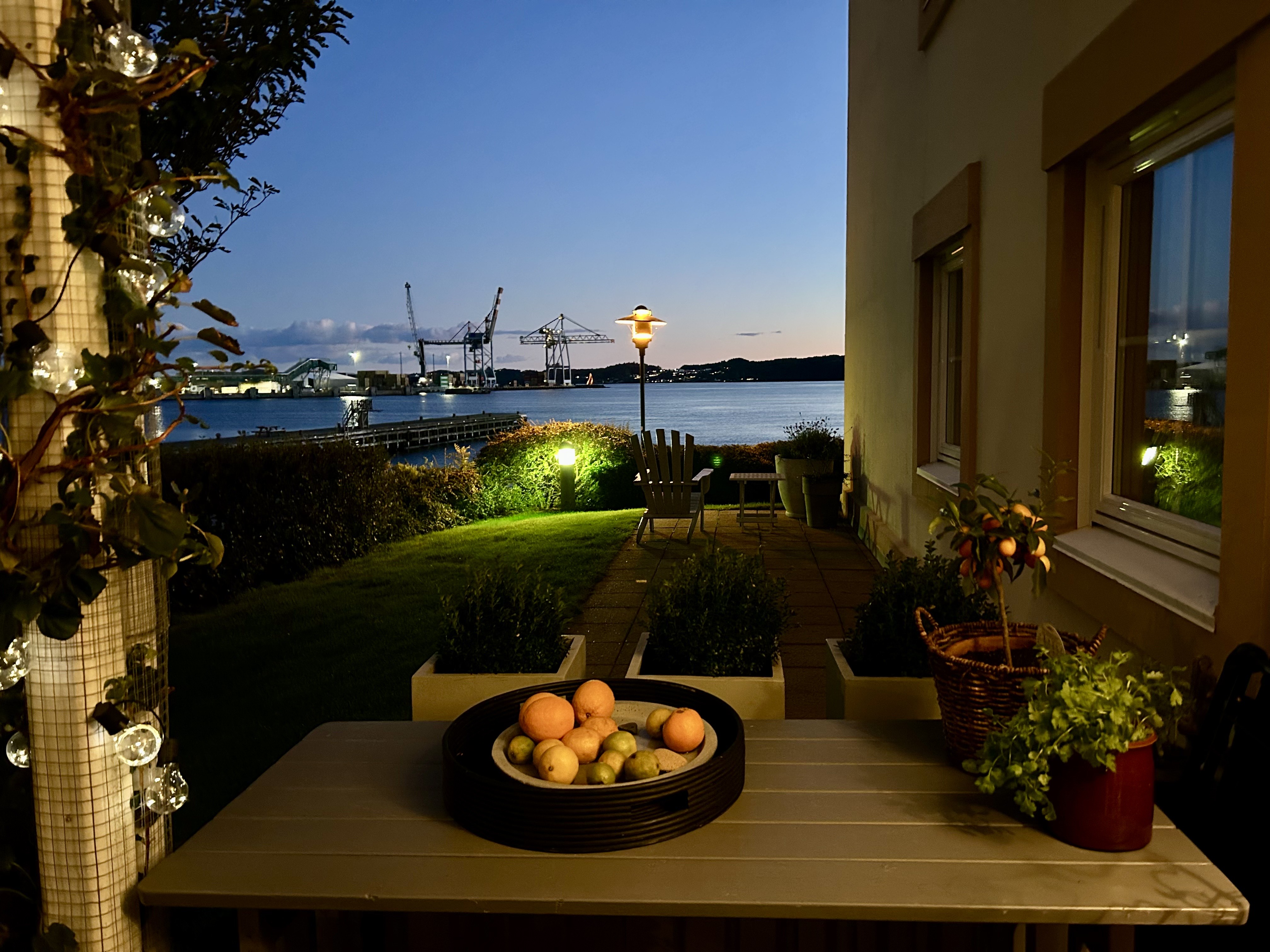 Sjøutsikt fra Glassverkstunet, kveld.