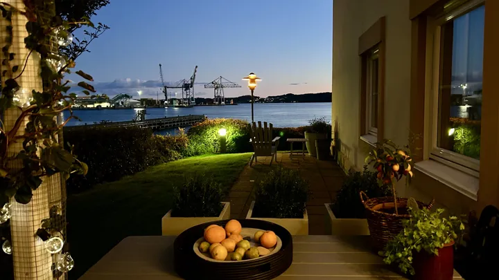 Sjøutsikt fra Glassverkstunet, kveld.