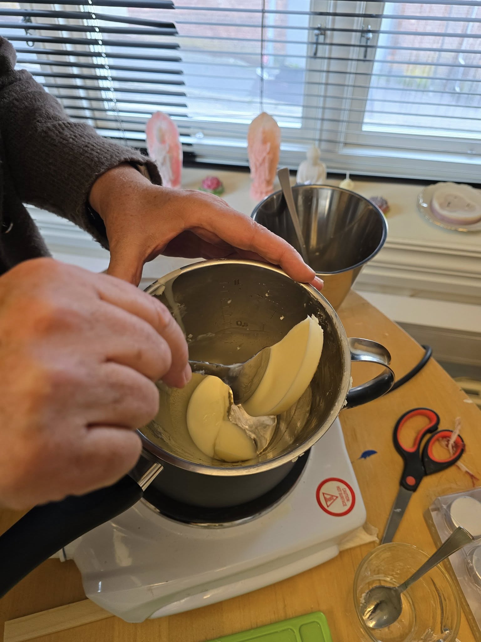 Lager krem over varmt vannbad