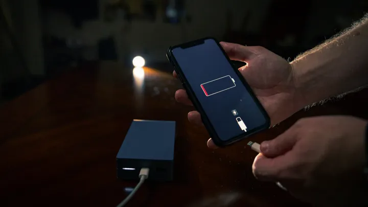 Illustrasjonsbilde egenberedskap og mobiltelefon