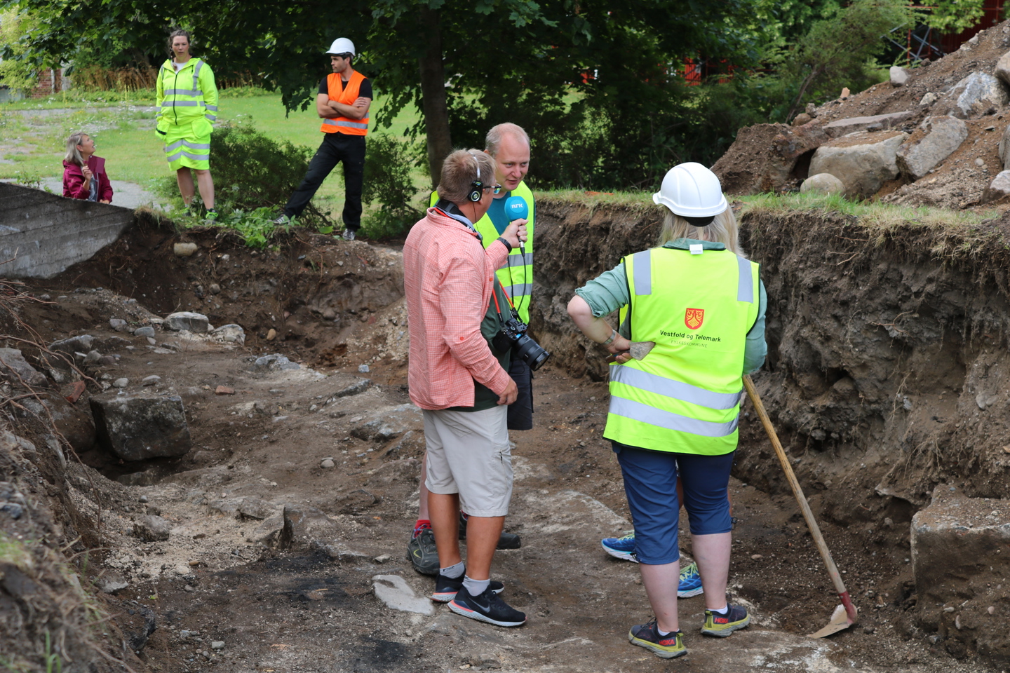 NRK besøker utgravningsfeltet. Foto Aleksander V Oxholm