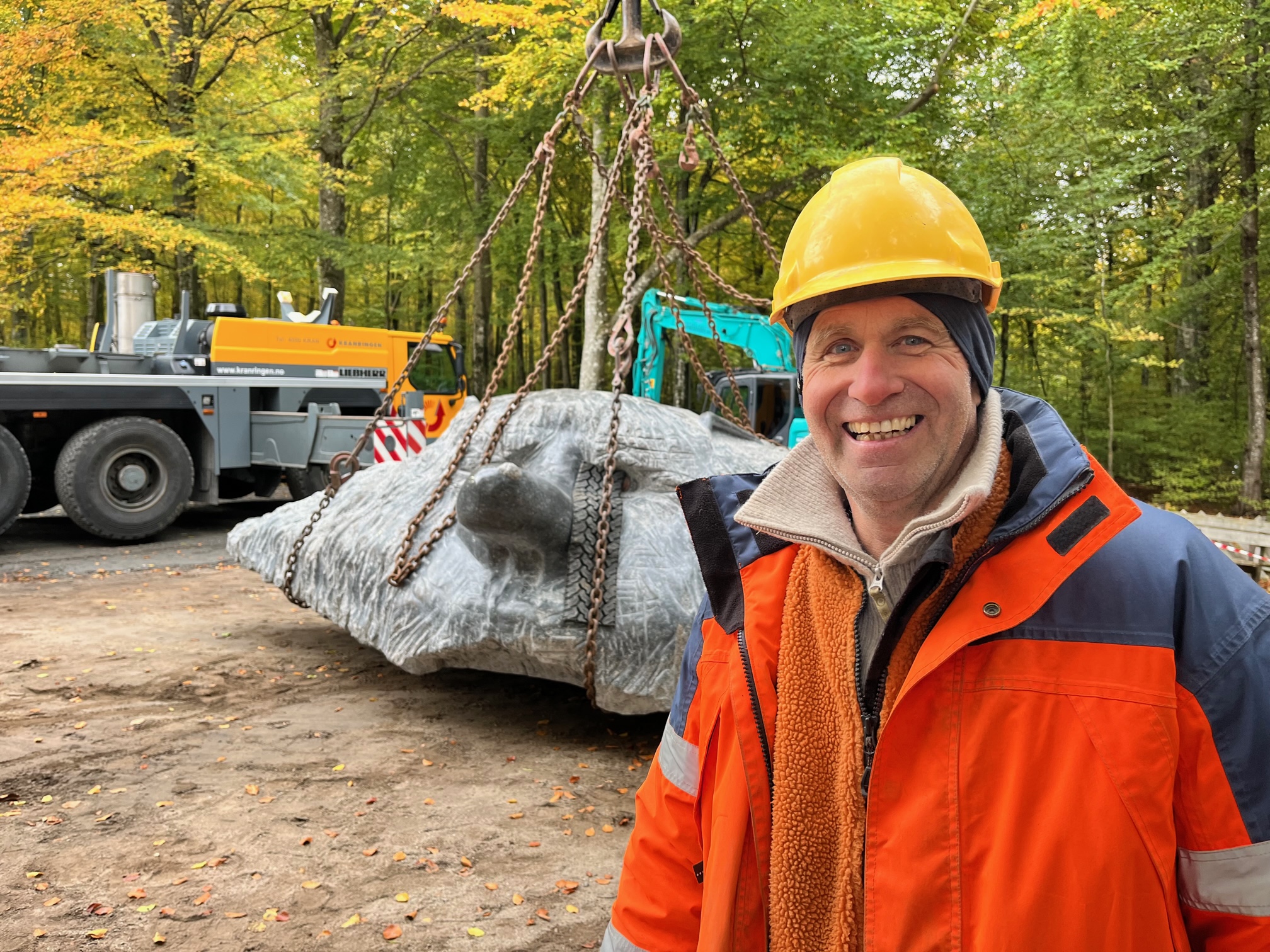 Her heises «Bøketrollet» på plass