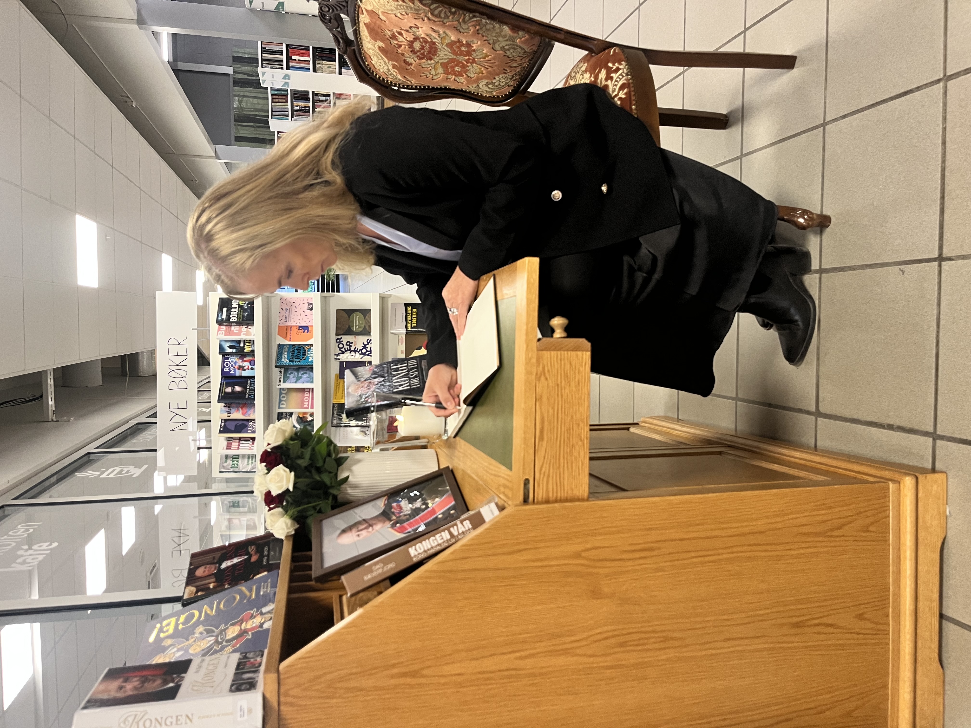Birgitte Gulla Løken Signerer Kondolanseprotokoll
