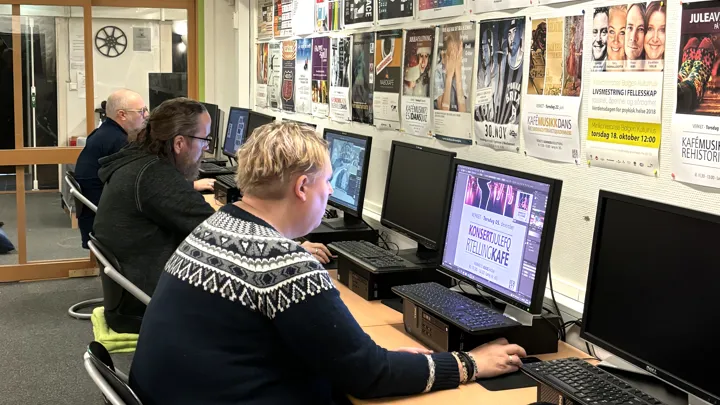 Bilder av medlemmer foran datamaskin i grafisk design-gruppa.