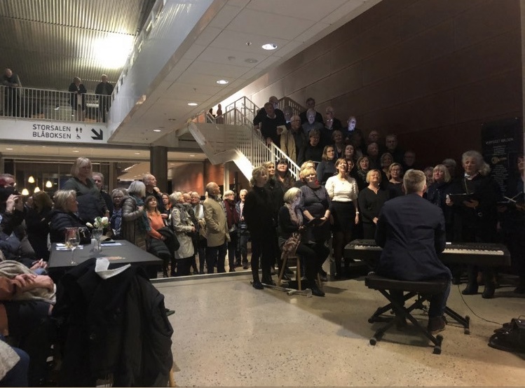 Stian Brakke på foajékonsert med Rakkestuten Blandakor under kulturnatta i Larvik 2022.