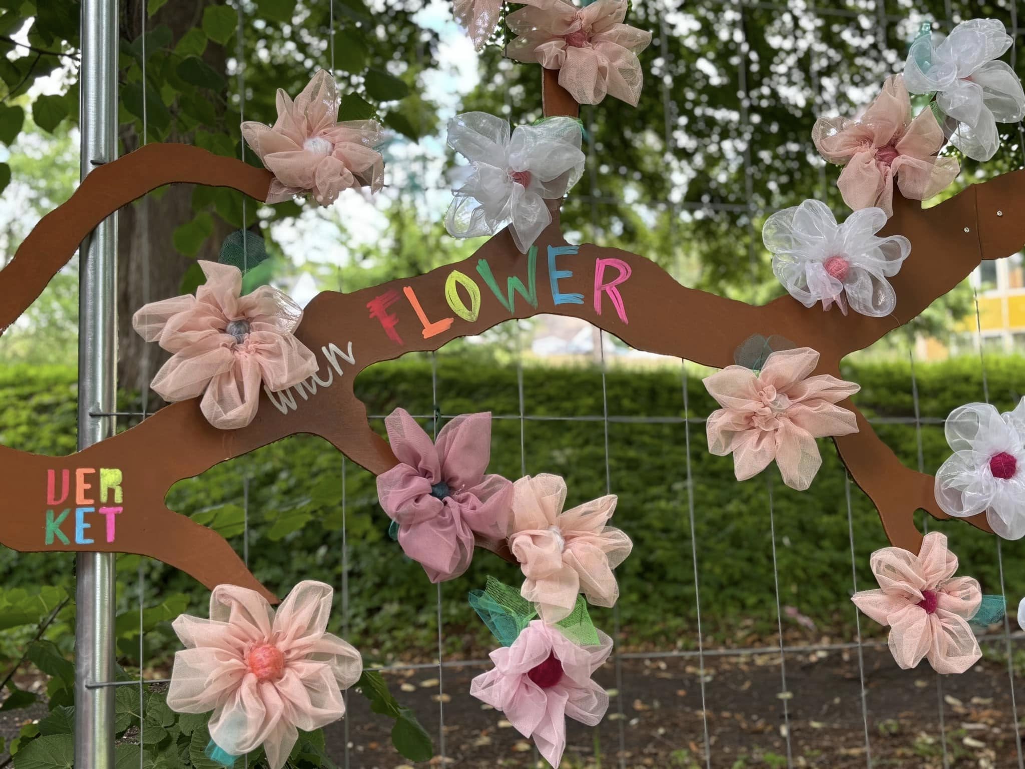 Dekorert bygg-gjerde med blomster